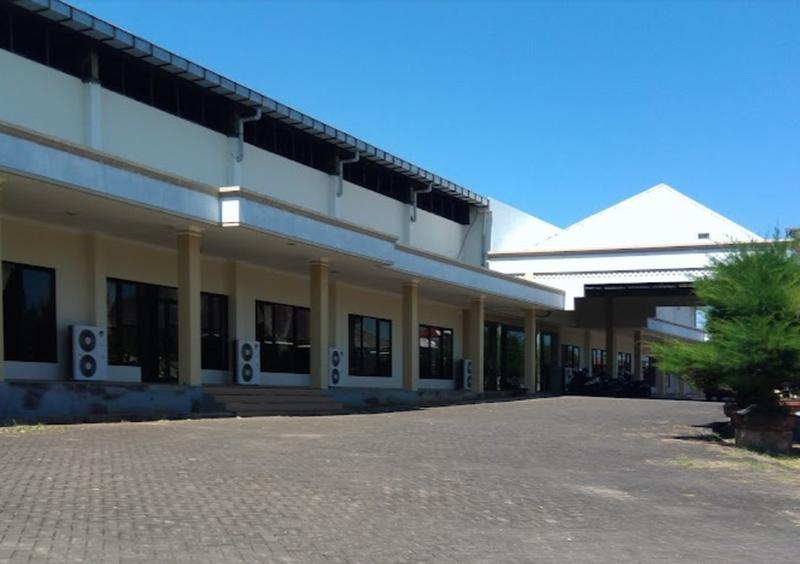 Jual Gedung 2 Lantai Masih Bagus di Jalan Raya Trunojoyo Sumenep - LT 16770 m2, LB 4010 m2