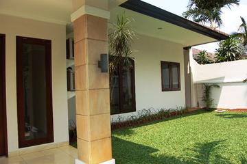 House for Rent / Disewakan Rumah di Kemang Timur Jakarta Selatan - LT 700 m2, LB 350 m2, 4+2 BR