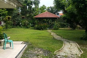 Dijual Rumah dengan Taman yang Nyaman di Area Perumahan Margasatwa Jakarta Selatan - LT 1910 m2 / LB 800 m2
