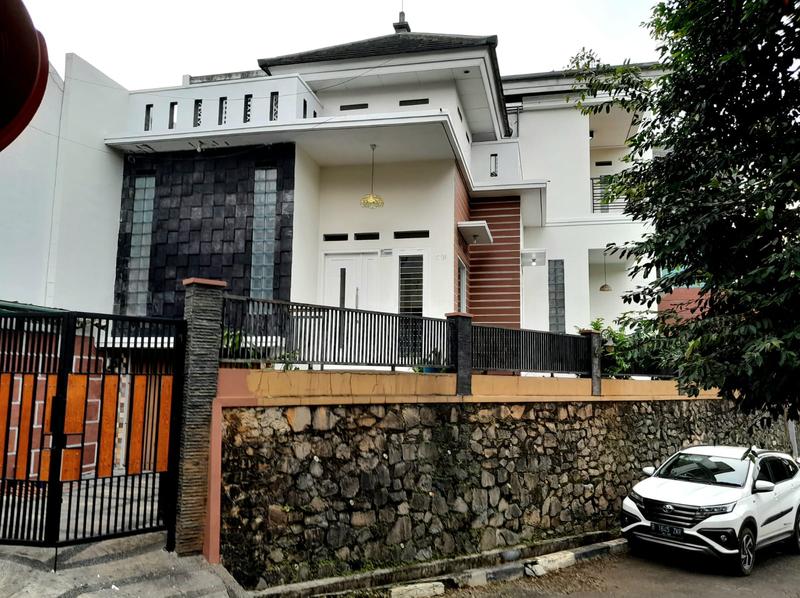 Rumah Disewakan di Bukit Cinere dekat Tol Brigif - Luas Tanah 140 m2 - Luas Bangunan 200 m2
