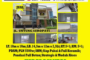 Alfa Property - Dijual Rumah di Jalan Untung Suropati Pontianak - 5+1 Kamar Tidur