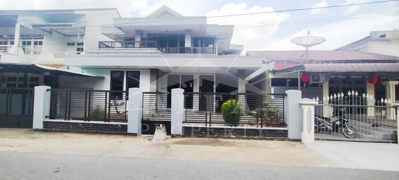 Alfa Property - Dijual Rumah di Jalan Irian Pontianak - 2 Lantai, 4 Kamar Tidur, Luas Tanah 250m2, Luas Bangunan 264m2