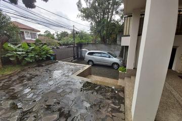 Sewa Rumah di Kemang Jakarta Selatan - 4+2 Kamar Tidur, Semi Furnished, Private Pool, Bebas Banjir