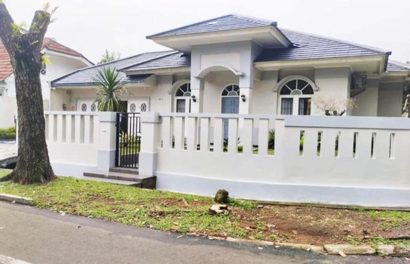 Jual Cepat Rumah Cantik Dan Tanah Luas Di Griya Loka Bsd City Luas Tanah M Luas Bangunan