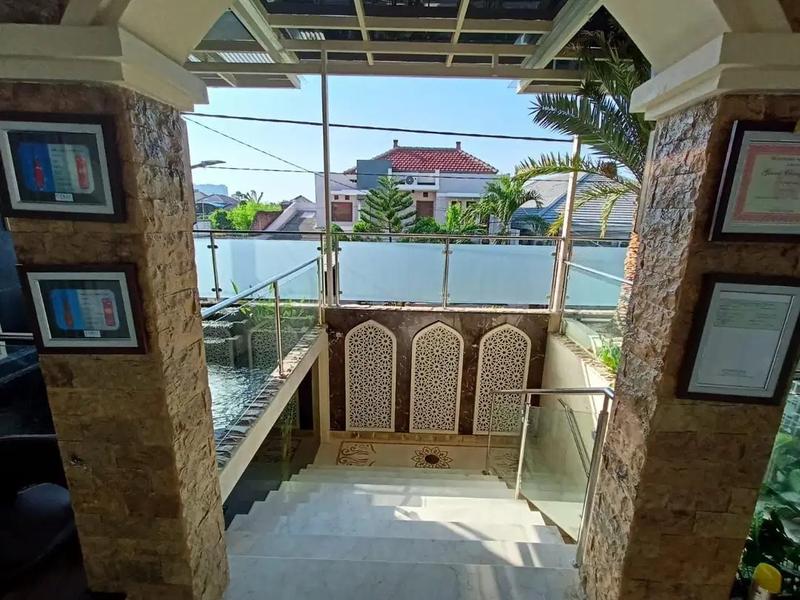 Jual Rumah Mewah Luas Siap Huni di Jalan Penjaringan Asri Rungkut Surabaya Timur - 3 Lantai, 6 Kamar Tidur, SHM, Hadap Timur
