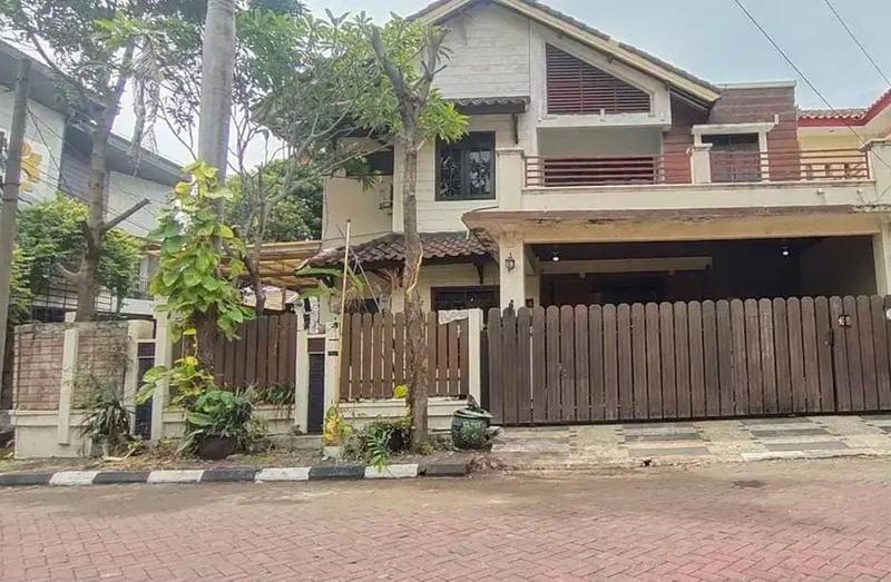 Jual/Sewa Rumah 2 Lantai Siap Pakai di Prapen Indah Timur Surabaya - 2 Lantai, 4+1 Kamar Tidur