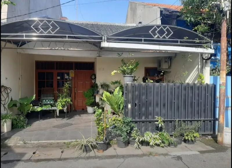 Jual Cepat!! Rumah Asri di Pondok Bambu, Jakarta Timur, Strategis Bebas Banjir