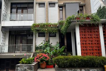 Sewa Rumah 3 Lantai di Lebak Bulus dekat MRT Fatmawati - Semi Furnished