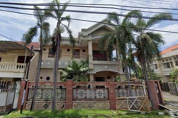 Jual Rumah Mewah Posisi Pojok di Barata Jaya Surabaya - 2 Lantai, 9 Kamar Tidur