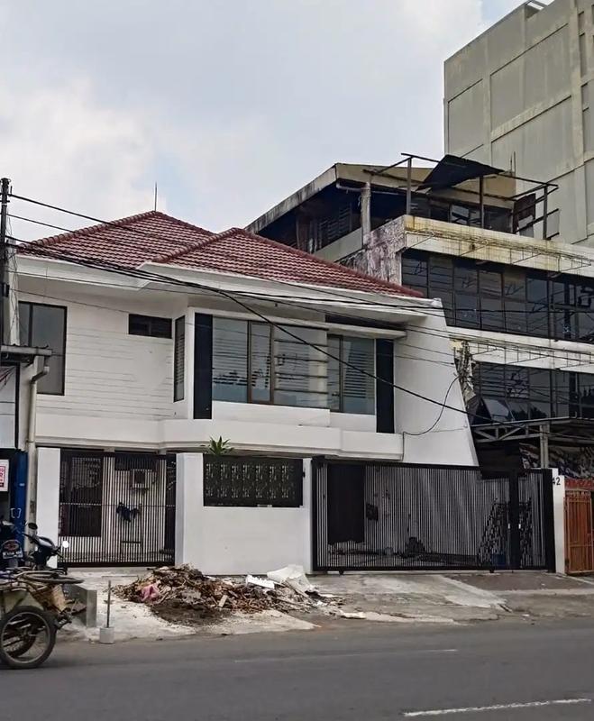 Sewa Rumah Baru Siap Huni di Jalan Barata Jaya, Gubeng, Surabaya - 4 Kamar Tidur