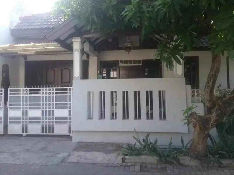 Jual Rumah Pojok SHM di Jalan Wiyung Indah Surabaya - 4 Kamar Tidur