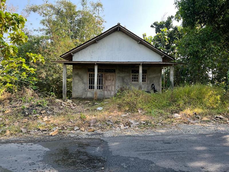 Jual Tanah Luas Berikut Bangunan Rumah di Tepi Jalan Raya Kerjo Karanganyar - Strategis untuk Buka Usaha