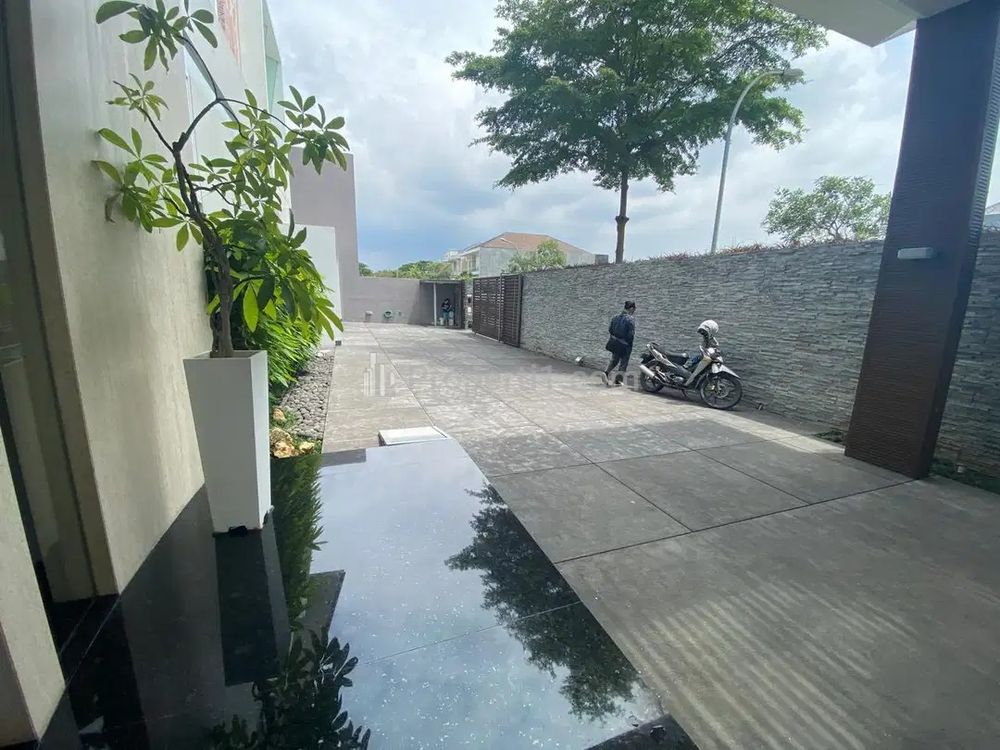 Jual Rumah 2 Lantai Sangat Mewah SHM di Perumahan Graha Family Surabaya