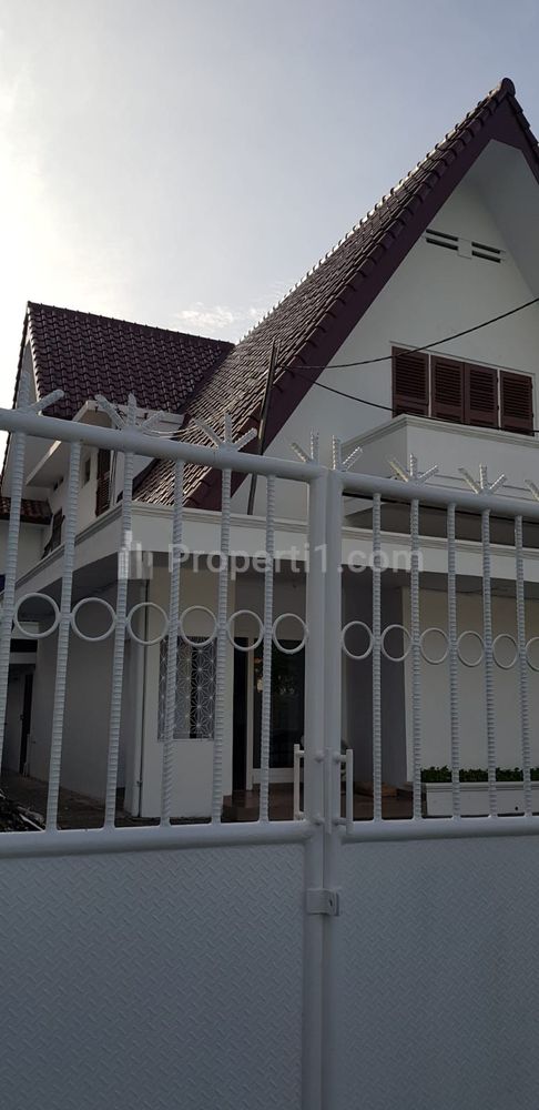 Jual/Sewa Rumah Tua 2 Lantai di Menteng Jakarta Pusat - 6 Kamar Tidur