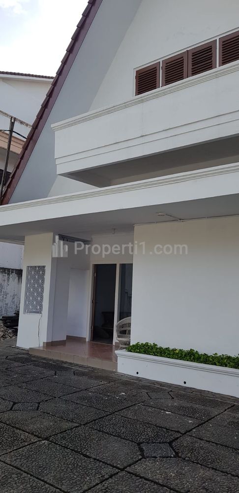Jual/Sewa Rumah Tua 2 Lantai di Menteng Jakarta Pusat - 6 Kamar Tidur