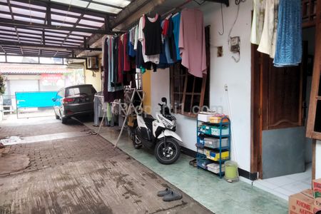 Dijual Rumah SHM di Ciledug Tangerang, Luas Tanah Seluruh 204 m2, Berupa 2 Kontrakan dan 1 Ruko