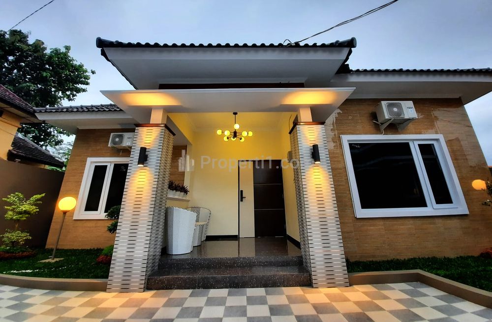 Jual Rumah di Ngaglik Sleman - Lux Mewah Full Furnished, Ada Kolam Renang, Lokasi Nyaman, dan Sejuk
