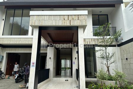 Rumah Dijual Lokasi Strategis di Kemang Selatan, Jakarta Selatan - Luas Tanah 569 m2 - Kamar tidur 5+2