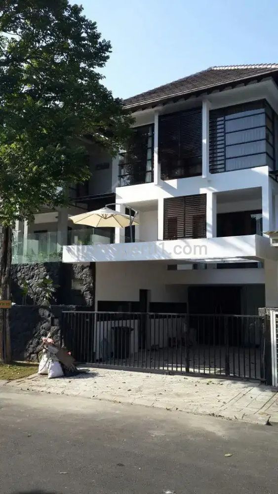 Sewa Rumah Mewah 3 Lantai di Perum Graha Family Surabaya