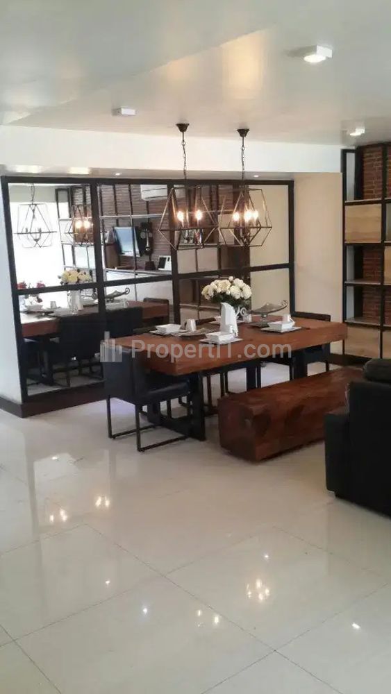 Sewa Rumah Mewah 3 Lantai di Perum Graha Family Surabaya