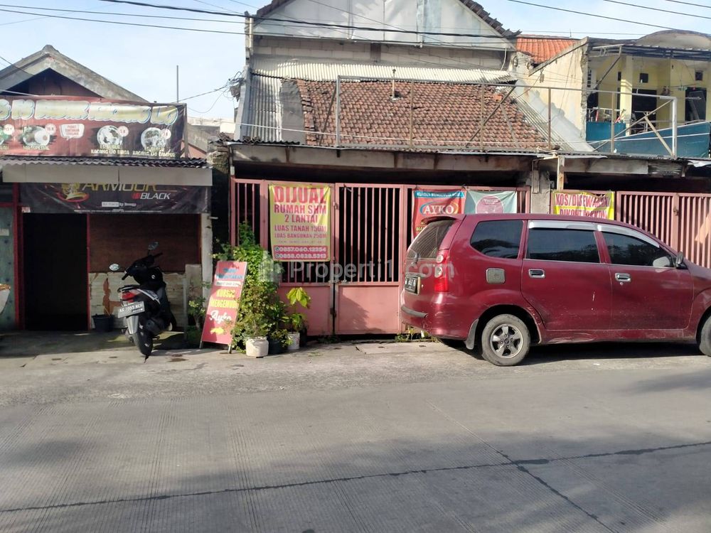 pas pagar depan rumah pun bisa dibuat parkir mobil, masih aman tidak ganggu jalan