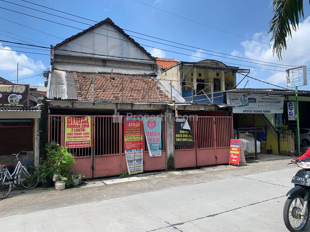depan rumah pingggir jalan dan depannya ada perumahan yg bisa dibuat parkir
