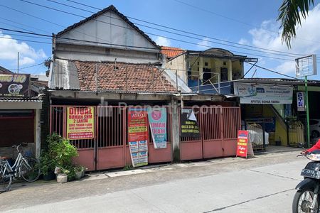 depan rumah pingggir jalan dan depannya ada perumahan yg bisa dibuat parkir