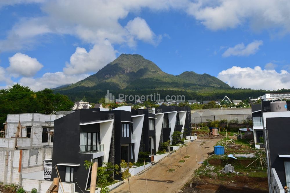 HP/WA 0813-3123-0022 JUAL VILLA DI KAWASAN BATU VIEW GUNUNG ARJUNA / Sale