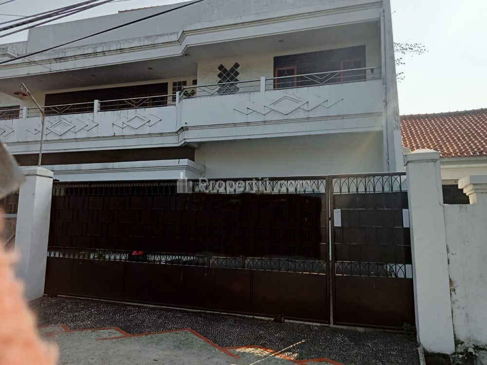 Sewa Rumah Mewah Hook 2 Lantai di Jalan Raya Rungkut Madya, Rungkut Kidul, Surabaya Timur