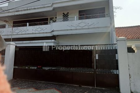Sewa Rumah Mewah Hook 2 Lantai di Jalan Raya Rungkut Madya, Rungkut Kidul, Surabaya Timur