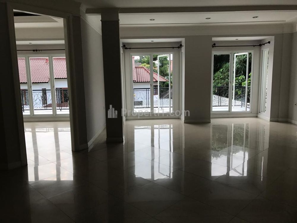 Disewakan Rumah Mewah di Kemang Jakarta Selatan - 4 Kamar Semi Furnished