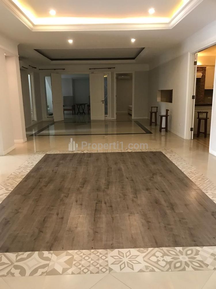 Disewakan Rumah Mewah di Kemang Jakarta Selatan - 4 Kamar Semi Furnished