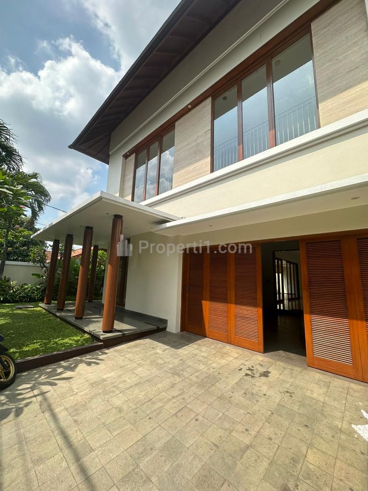 Sewa Rumah Mewah Tahunan di Cipete Jakarta Selatan - 4 Kamar Tidur Semi Furnished