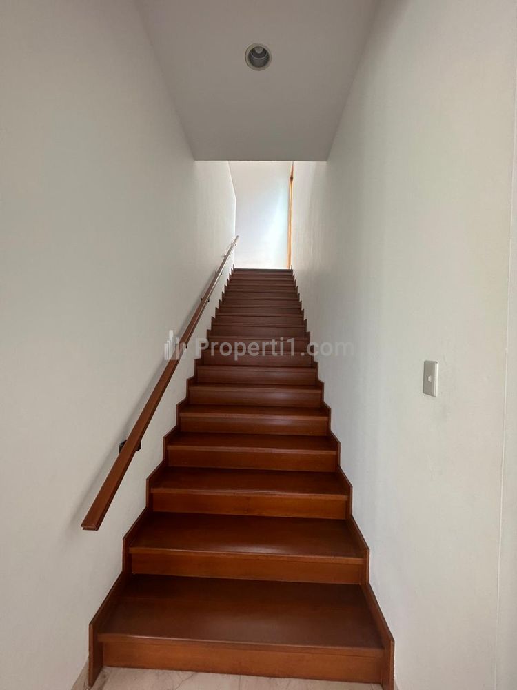 Sewa Rumah Mewah Tahunan di Cipete Jakarta Selatan - 4 Kamar Tidur Semi Furnished