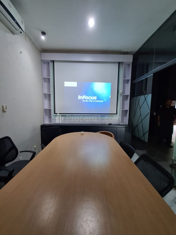 Hot Sale! Jarang Ada! Jual Gedung Megah 5 Lantai + Roof Top di Ciputat Tangerang Selatan