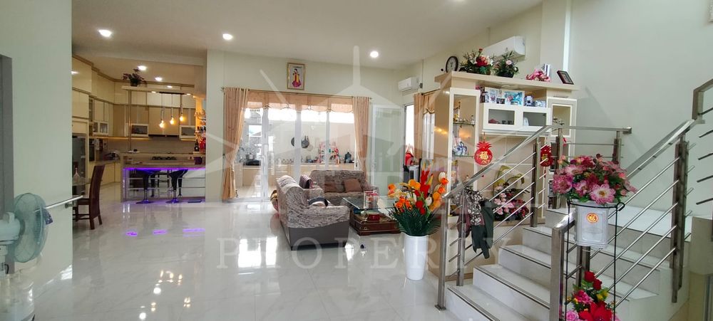 Alfa Property - Dijual Rumah di Komplek Family Residence, Jl. Purnama, Pontianak - 2 Lantai, 4+1 Kamar Tidur, LT 258m2, LB 290m2