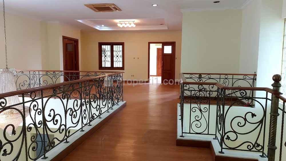 Jual Rumah Cozy American Classic dalam Cluster Raffles Hills Cibubur