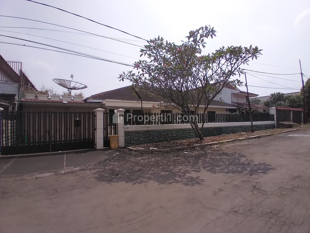 Dijual Rumah Luas Lokasi Strategis dalam Komplek Mega Cinere