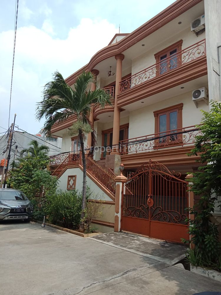Dijual Rumah Hook 3 Lantai Semi Furnished di Kelapa Kopyor Kelapa Gading Jakarta Utara