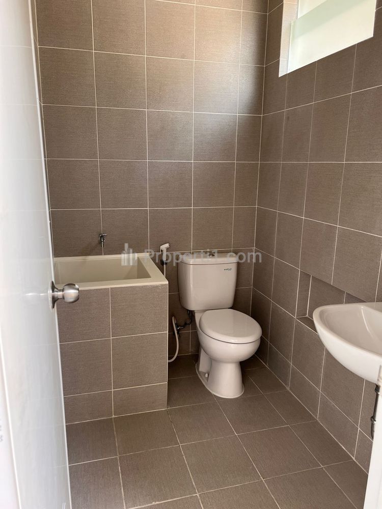kamar mandi di setiap lantai (total 3 kamar mandi)