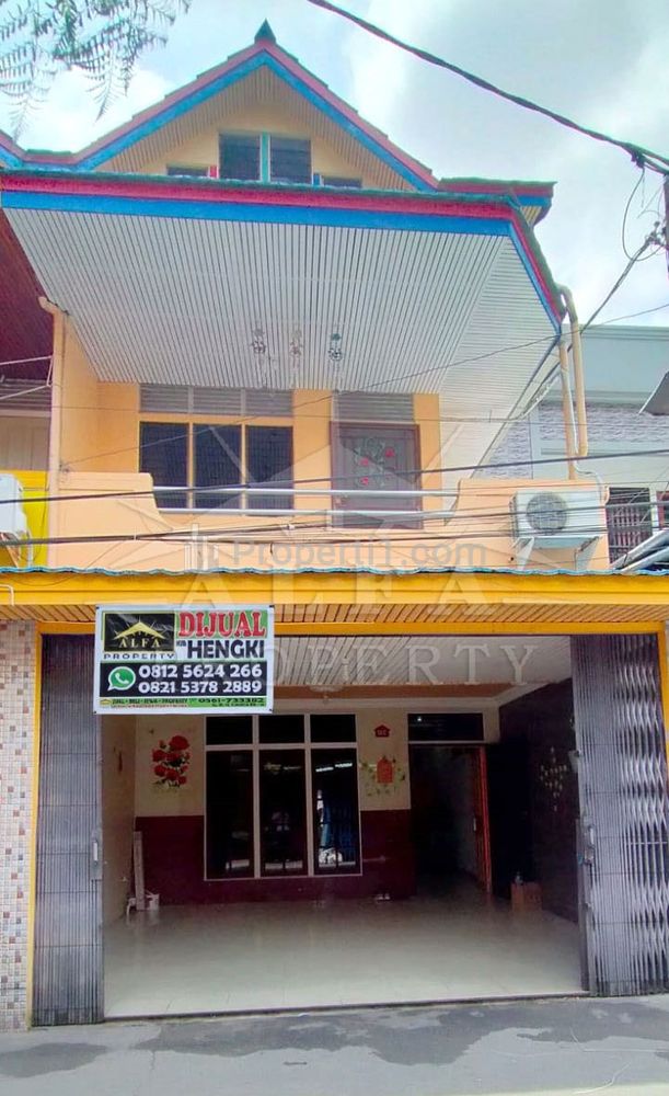 Dijual Rumah 2.5 Lantai di Jalan Hijas Kota Pontianak - 3+1 Kamar Tidur