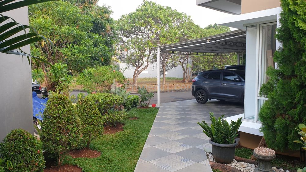 Dijual Rumah Bagus Tanah Luas dalam Cluster Posisi Hook di Kawasan Elite Grand Wisata Bekasi