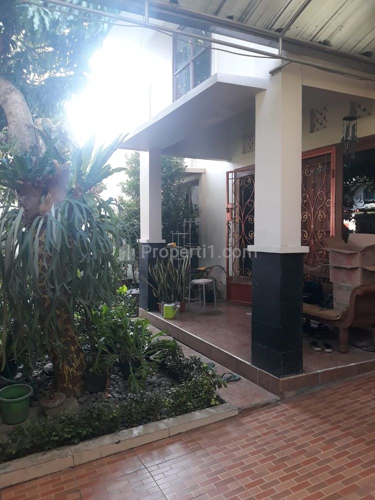 Garasi + teras + garden 