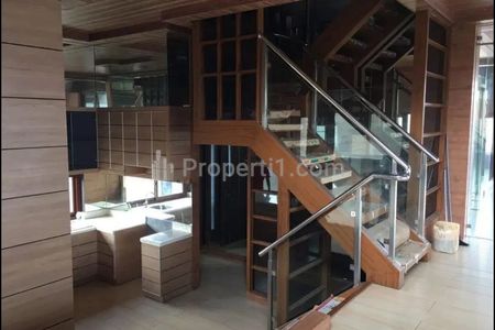 Dijual Rumah Minimalis Modern 3 Lantai Semi Furnished di Pejaten Jakarta Selatan