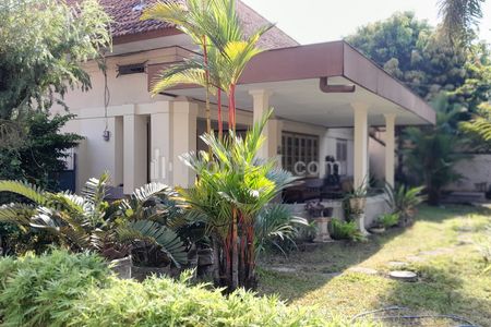 Jual Cepat Rumah Semi Furnished Strategis Siap Pakai di Pusat Kota Surabaya - Selangkah dari Jalan Raya Diponegoro