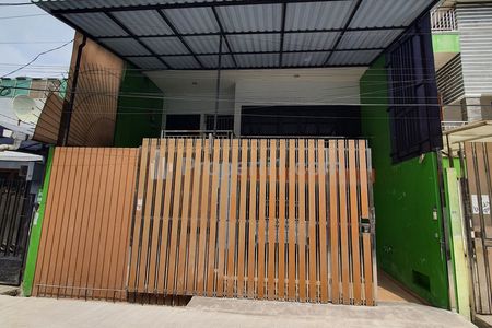 Jual Cepat Rumah 3,5 Lantai di Daerah Taman Ratu Jakarta Barat - 3 Kamar Semi Furnished