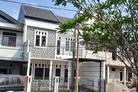 Dijual Rumah Baru 2 Lantai dalam Komplek di Cinere - 5 Kamar, Hadap Timur