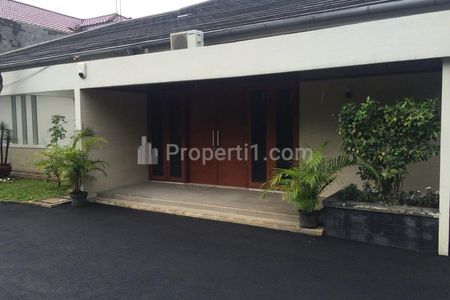 Sewa Rumah 4 Kamar Semi Furnished Terawat di Kemang Jakarta Selatan