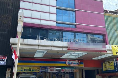 Dijual Hotel dan Toko di Jalan Mangga Besar Kota Jakarta Barat - Bangunan 5 Lantai, Hadap Timur