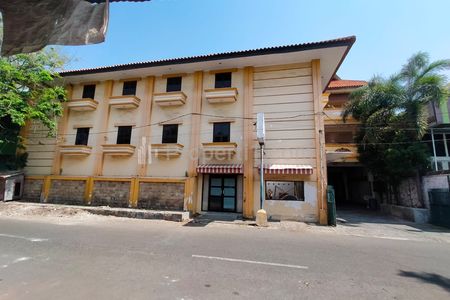 Jual Hotel Strategis 3 Lantai Siap Pakai di Mayangan Kota Probolinggo Jawa Timur, Luas Tanah 1647m2